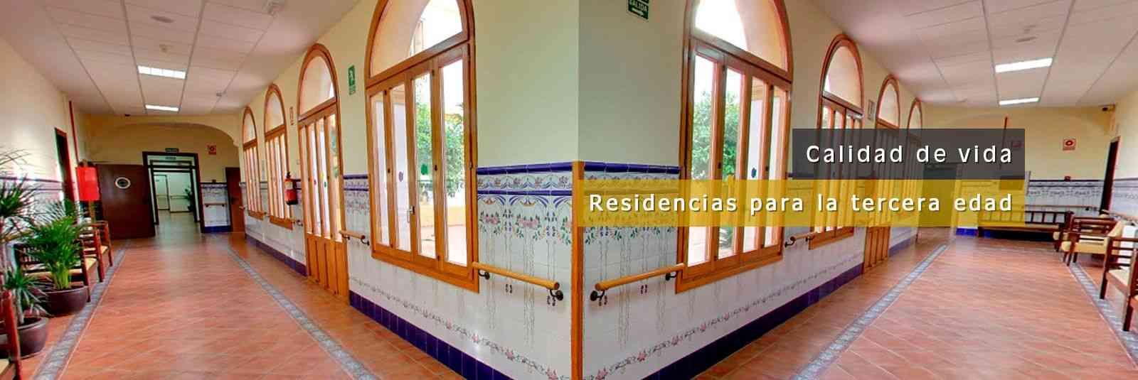 pasillo con ventanas